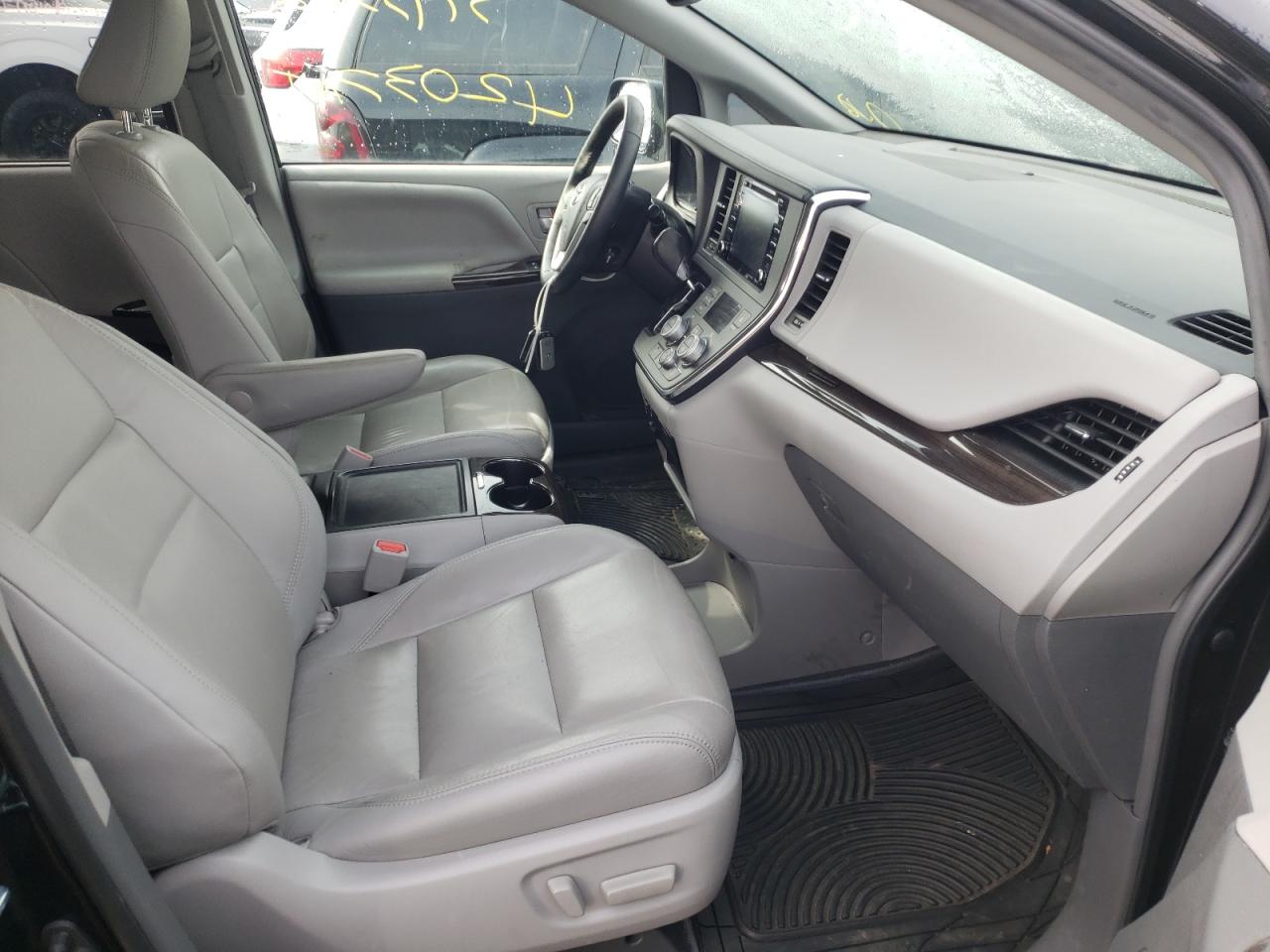 Photo 5 from auction – 2018 TOYOTA SIENNA XLE with VIN 5TDYZ3DC2JS913954