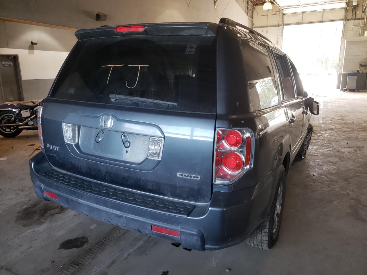Photo 4 from auction – 2006 HONDA PILOT EX with VIN 2HKYF18466H526398