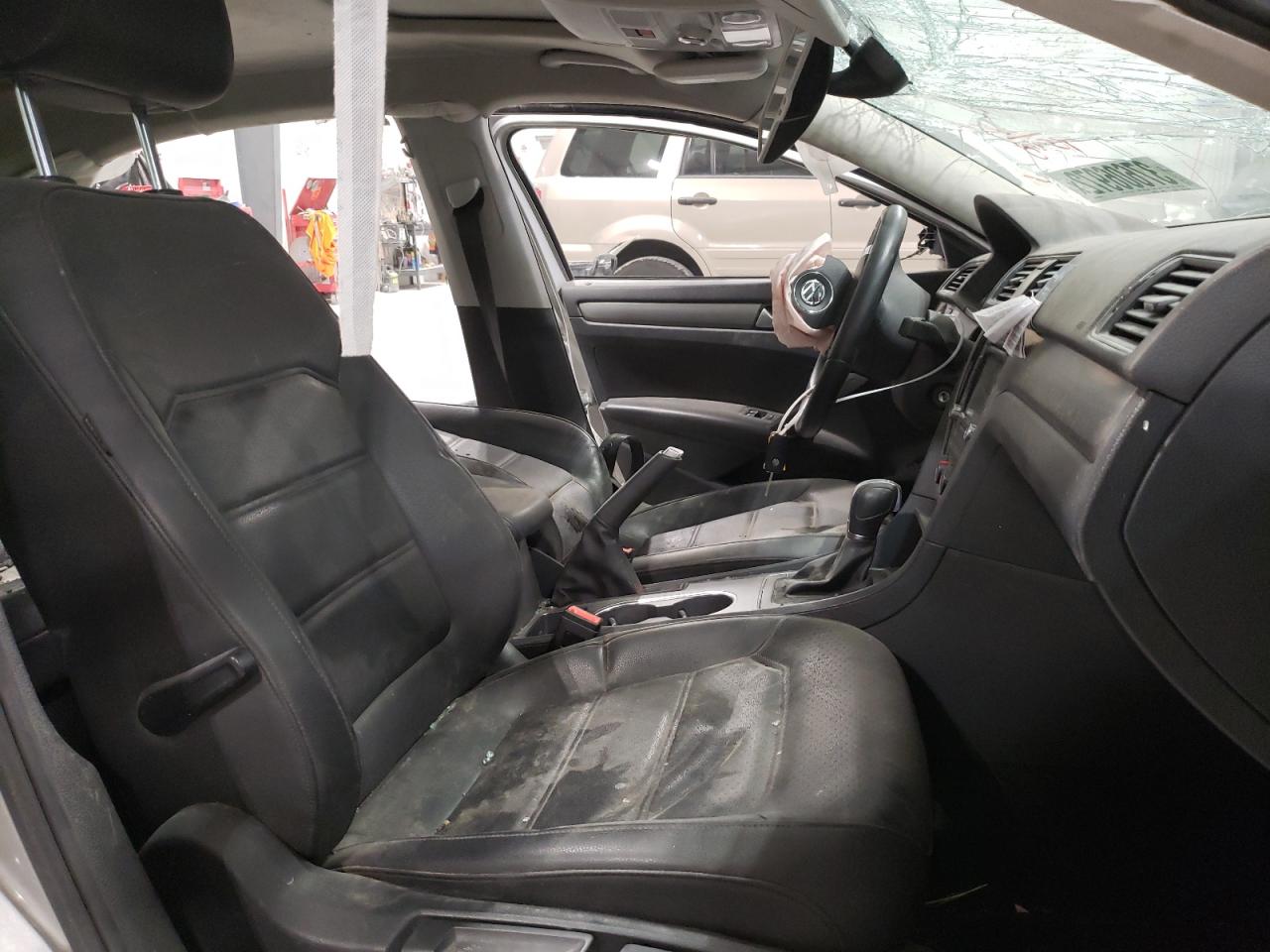 Photo 5 from auction – 2014 VOLKSWAGEN PASSAT SE with VIN 1VWBN7A33EC087598