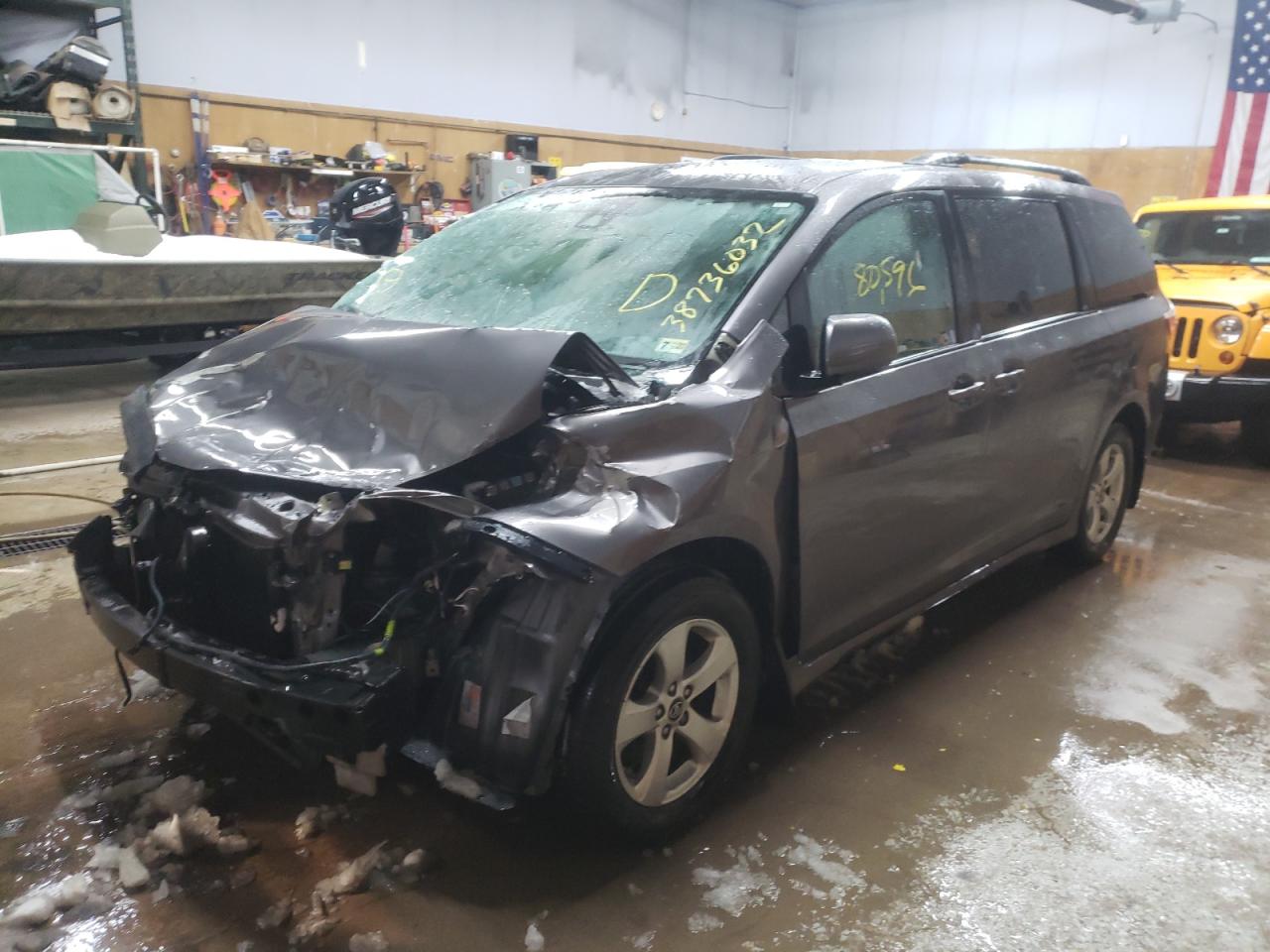 Photo 2 from auction – 2018 TOYOTA SIENNA LE with VIN 5TDKZ3DC1JS923526