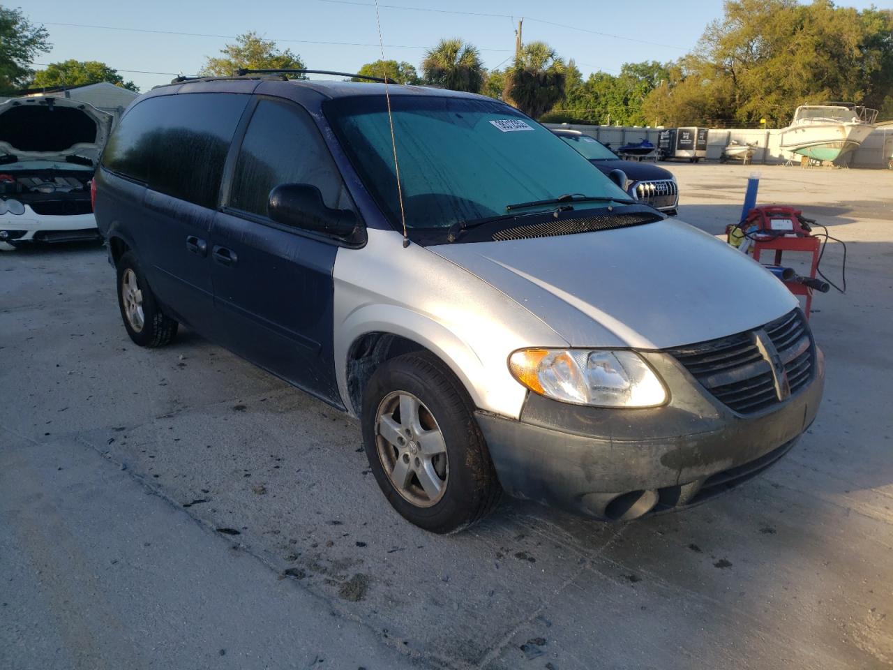 DODGE GRAND CARA 2005 with VIN 2D4GP44L55R515677 - Photo from auction