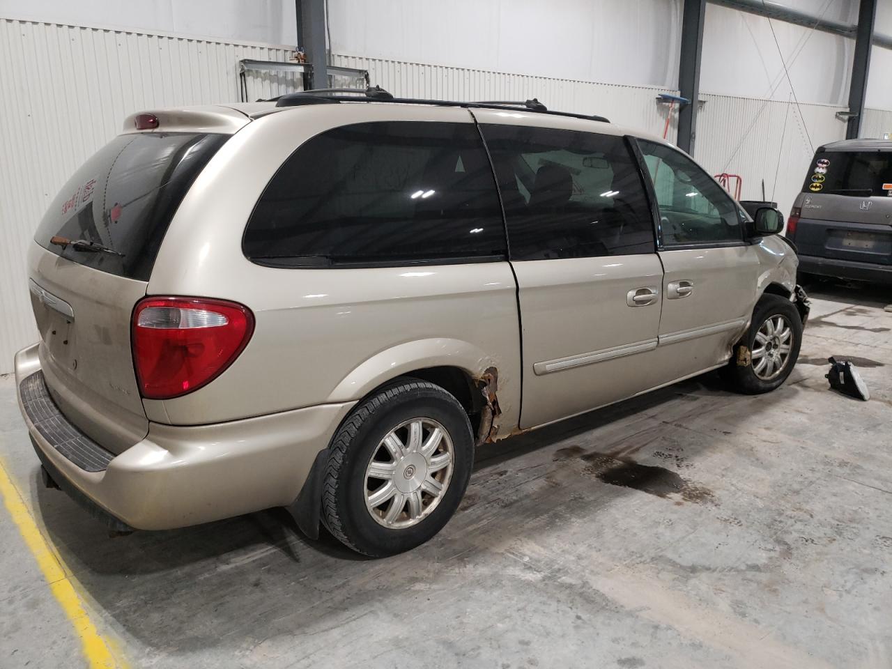 Photo 4 from auction – 2005 CHRYSLER TOWN & COU with VIN 2C4GP54L35R281767