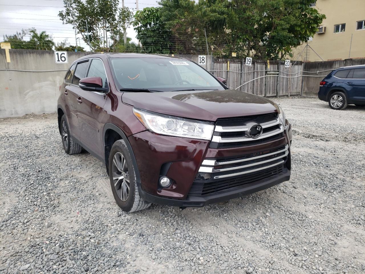 TOYOTA HIGHLANDER 2019 with VIN 5TDZZRFH9KS369650 - Photo from auction