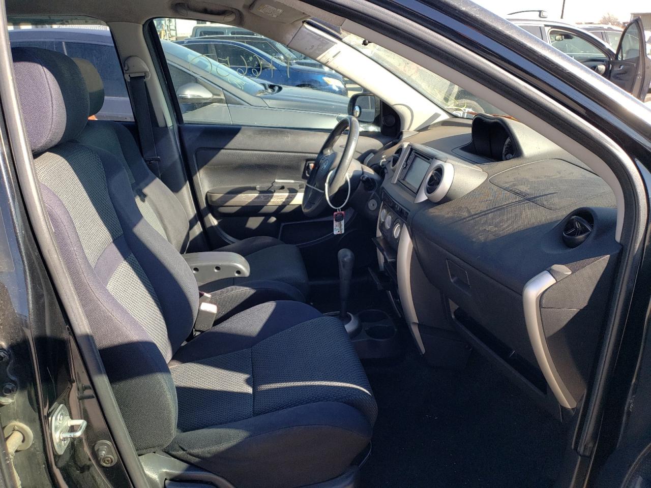 Photo 5 from auction – 2006 TOYOTA SCION XA with VIN JTKKT624660144169