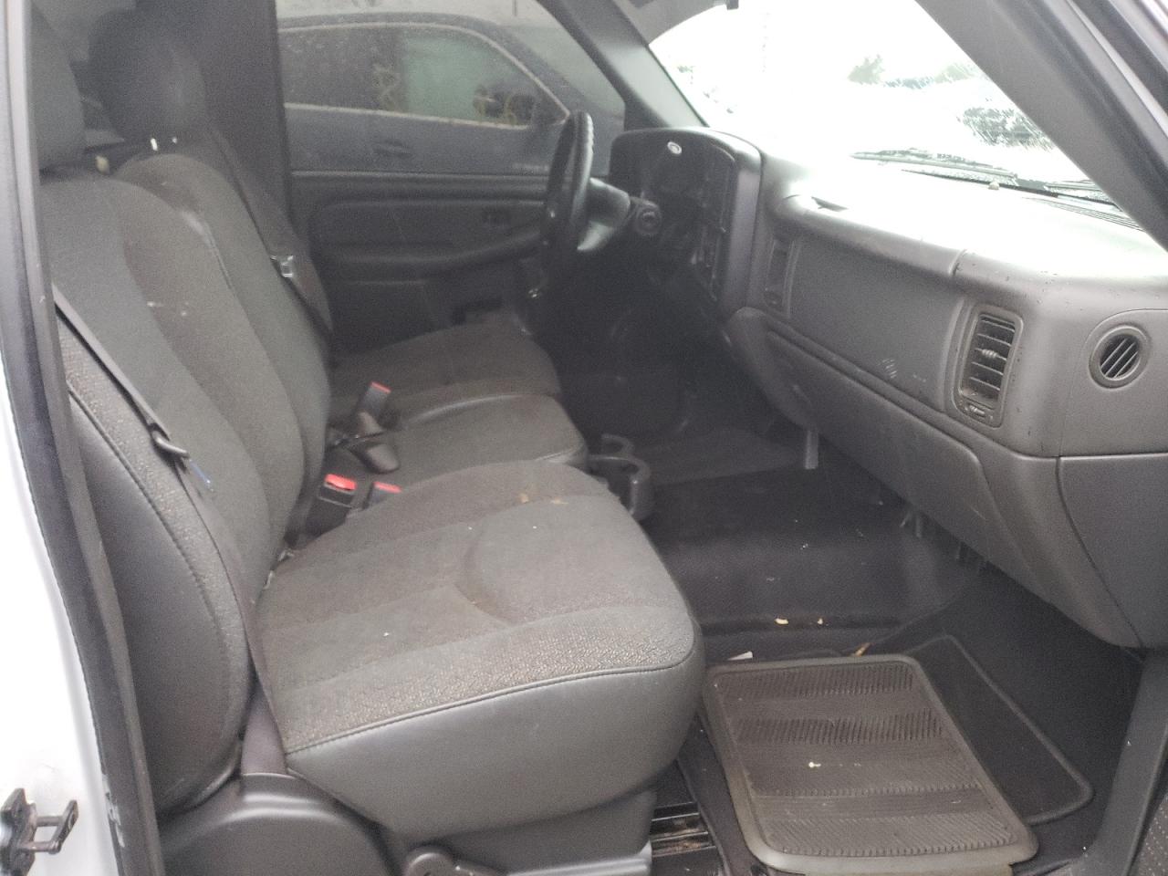 Photo 5 from auction – 2004 CHEVROLET SILVERADO with VIN 1GCEC14XX4Z102675