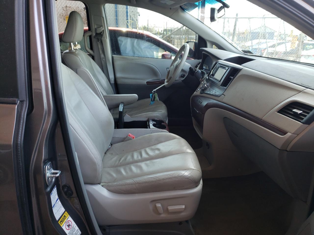 Photo 5 from auction – 2014 TOYOTA SIENNA XLE with VIN 5TDDK3DC0ES087159