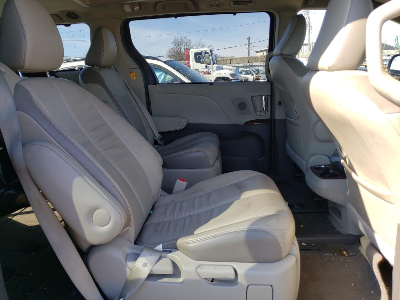 Photo 6 from auction – 2013 TOYOTA SIENNA XLE with VIN 5TDDK3DC9DS069399