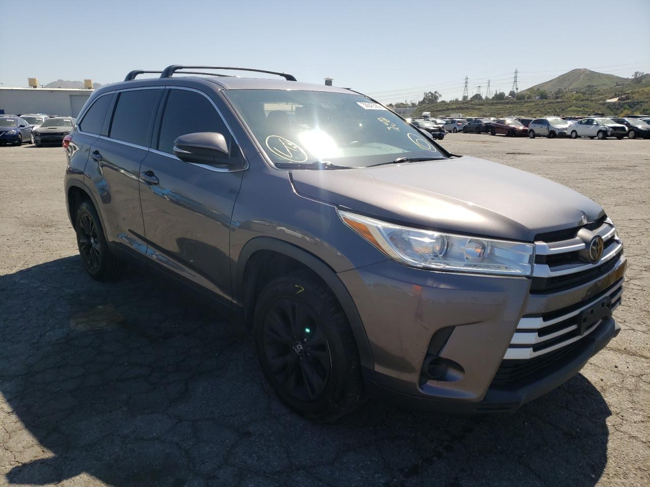 TOYOTA HIGHLANDER 2019 z numerem VIN 5TDZZRFH2KS328860 - Zdjęcie z aukcji
