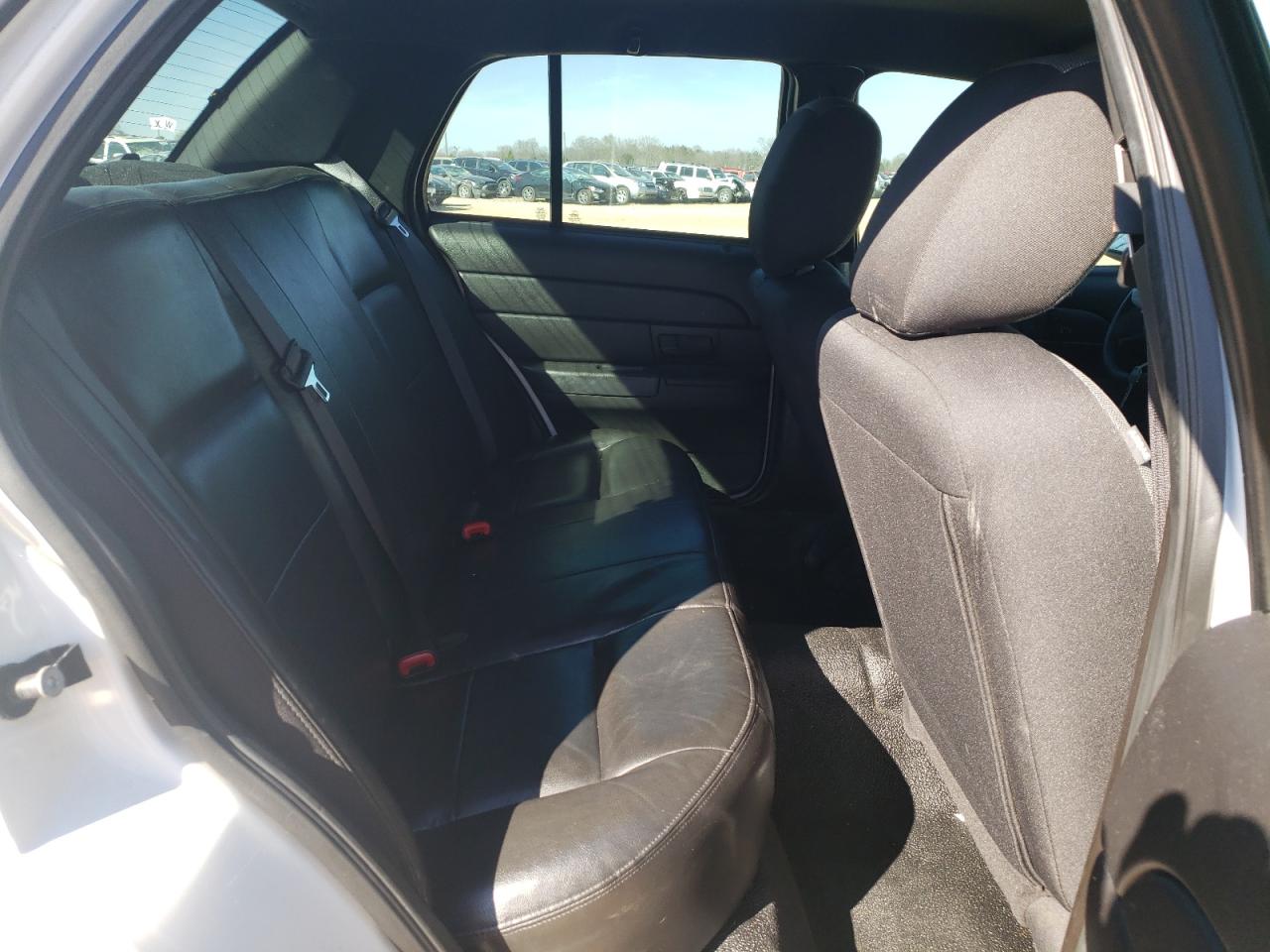Photo 6 from auction – 2011 FORD CROWN VICT with VIN 2FABP7BV0BX120445
