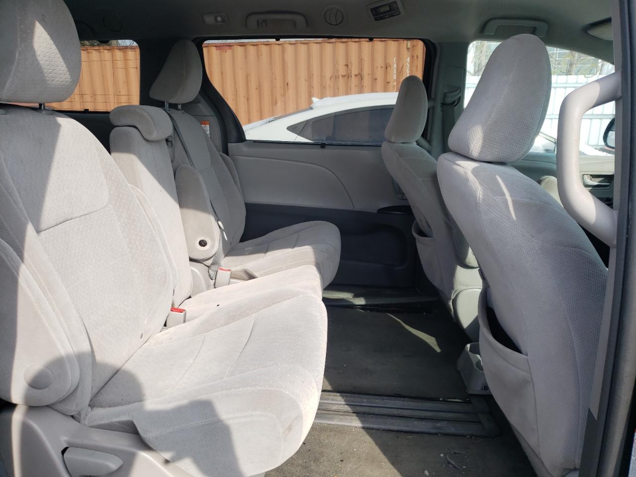 Photo 6 from auction – 2015 TOYOTA SIENNA LE with VIN 5TDKK3DC7FS573668
