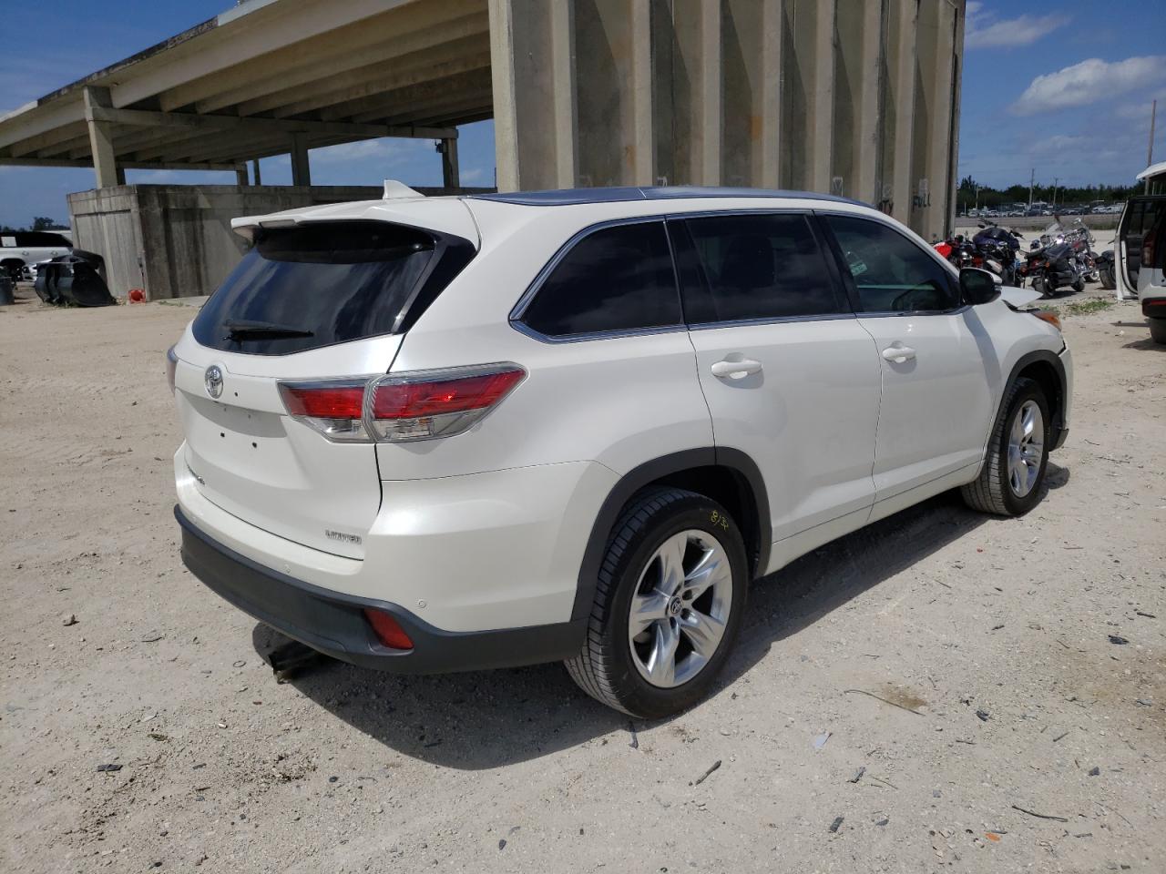 Photo 4 from auction – 2016 TOYOTA HIGHLANDER with VIN 5TDYKRFH1GS121495