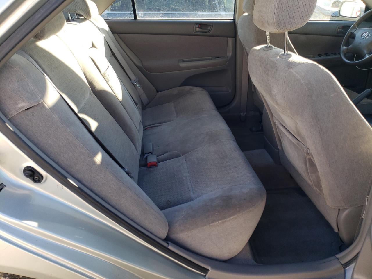 Photo 6 from auction – 2004 TOYOTA CAMRY LE with VIN JTDBE32K940247422