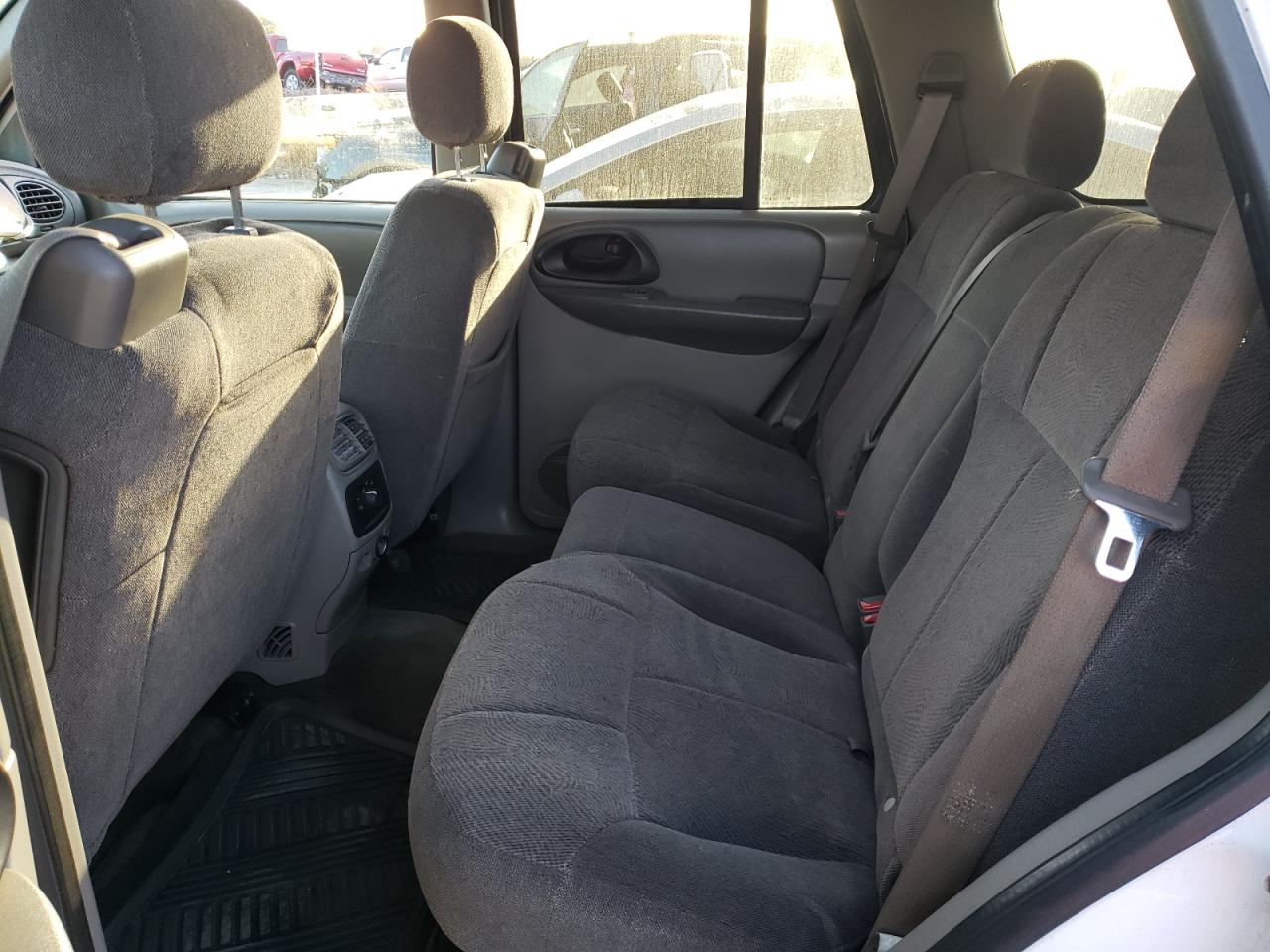 Photo 6 from auction – 2004 CHEVROLET TRAILBLAZR with VIN 1GNDT13S542334604