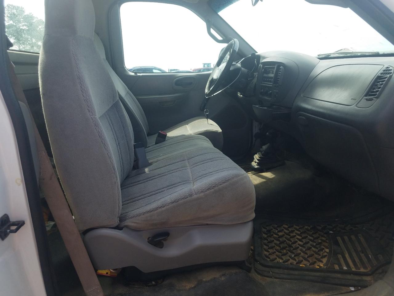 Photo 5 from auction – 2000 FORD F150 with VIN 1FTRF18W8YNA73104