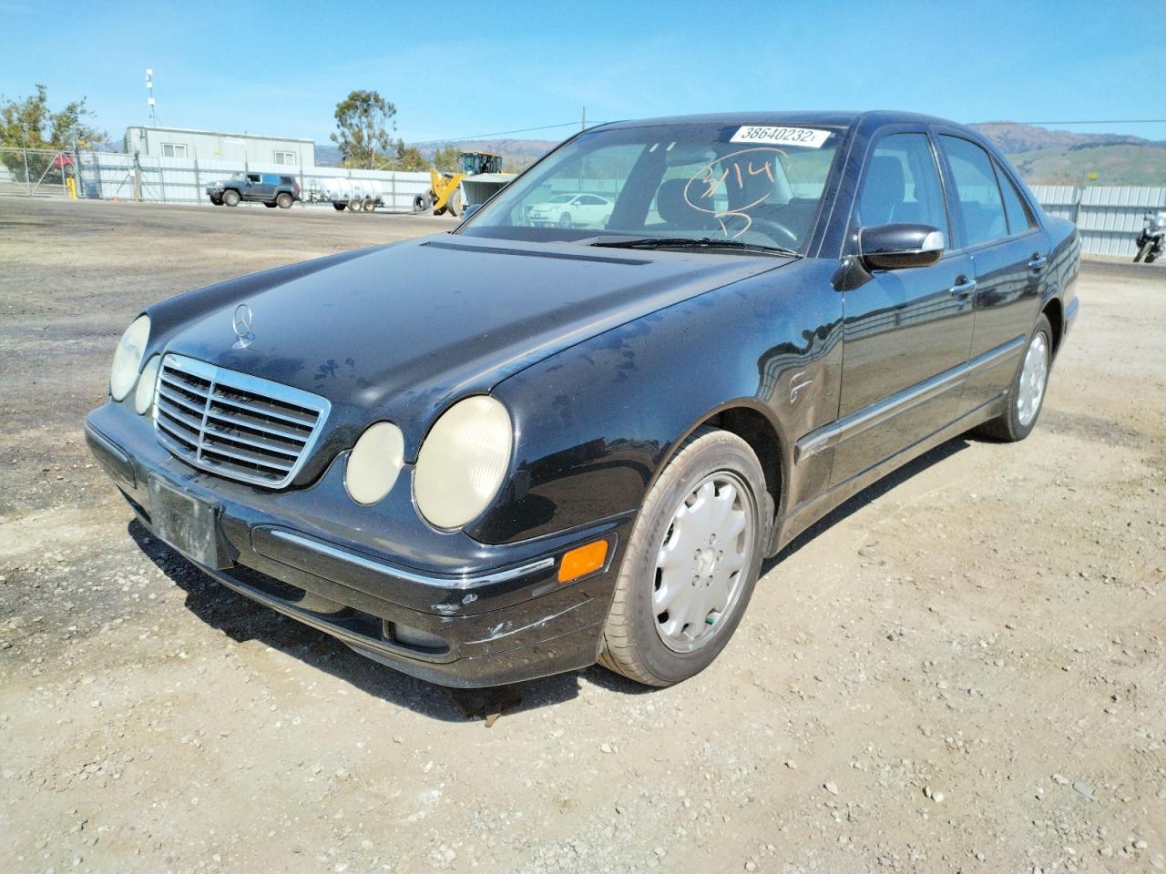 Фото 2 с аукциона – 2001 MERCEDES-BENZ E 320 с VIN WDBJF65J11B273640