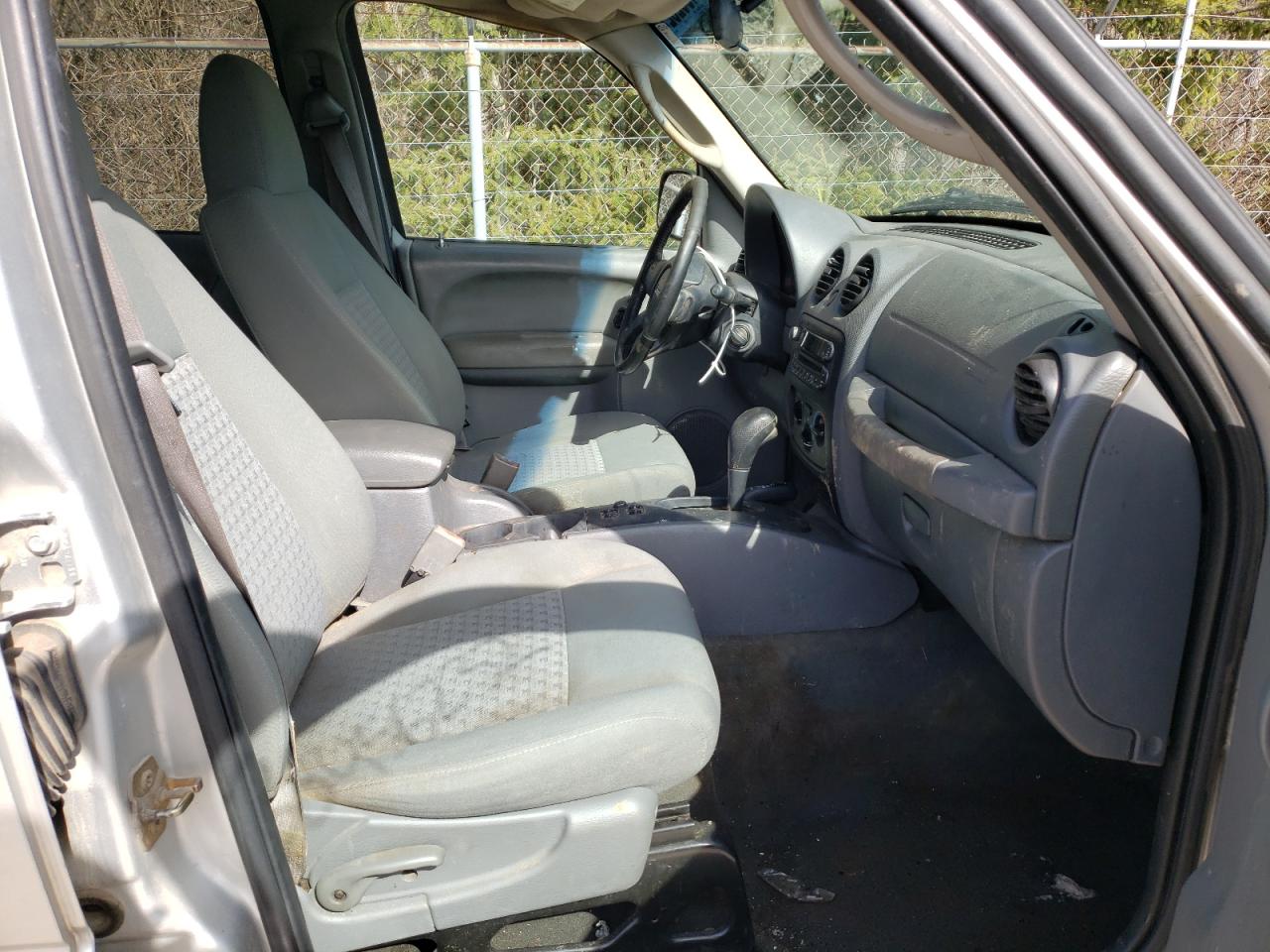 Photo 5 from auction – 2005 JEEP LIBERTY SP with VIN 1J4GL48K35W570107