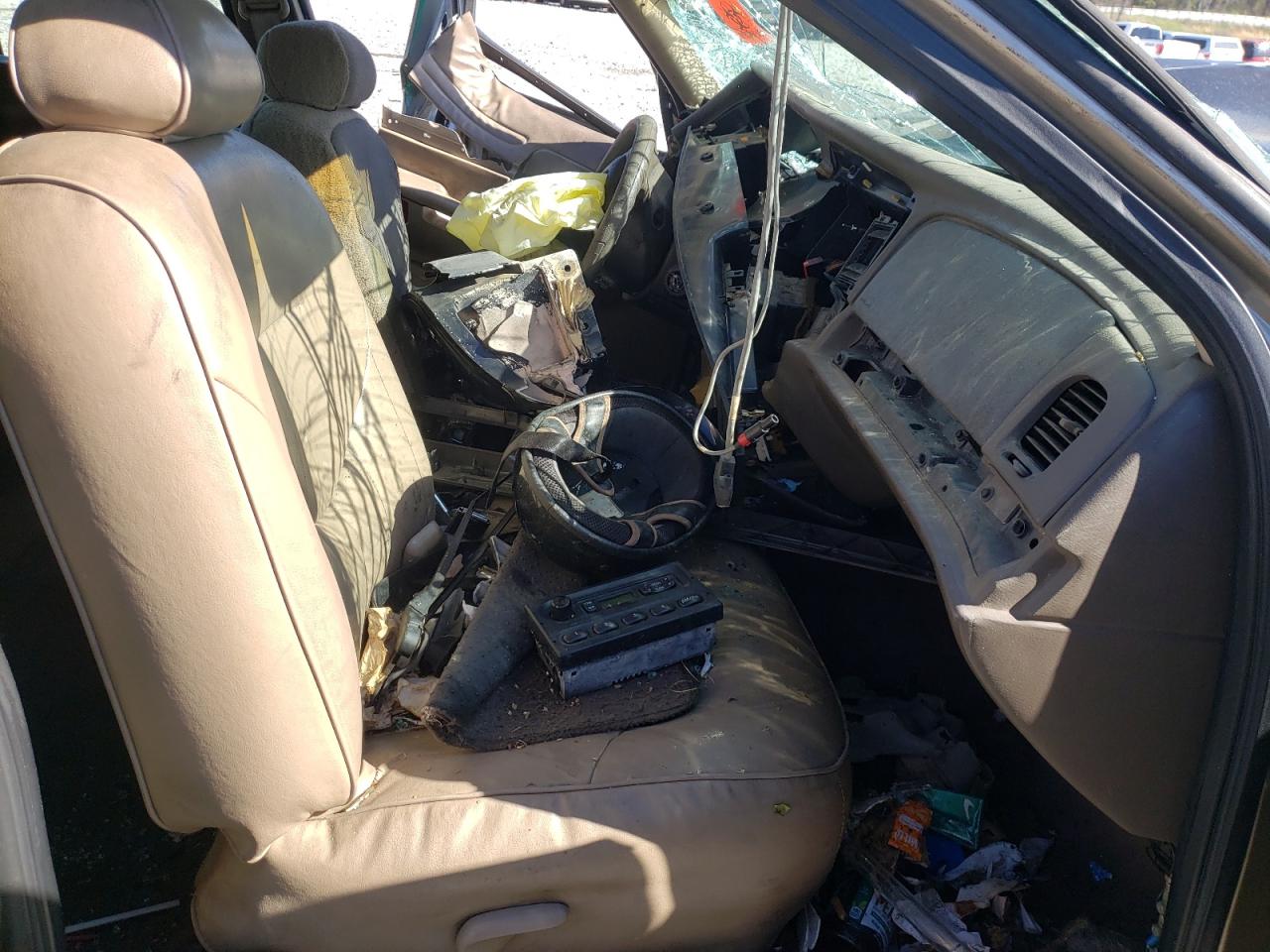 Photo 5 from auction – 2000 FORD CROWN VICT with VIN 2FAFP71W3YX170602