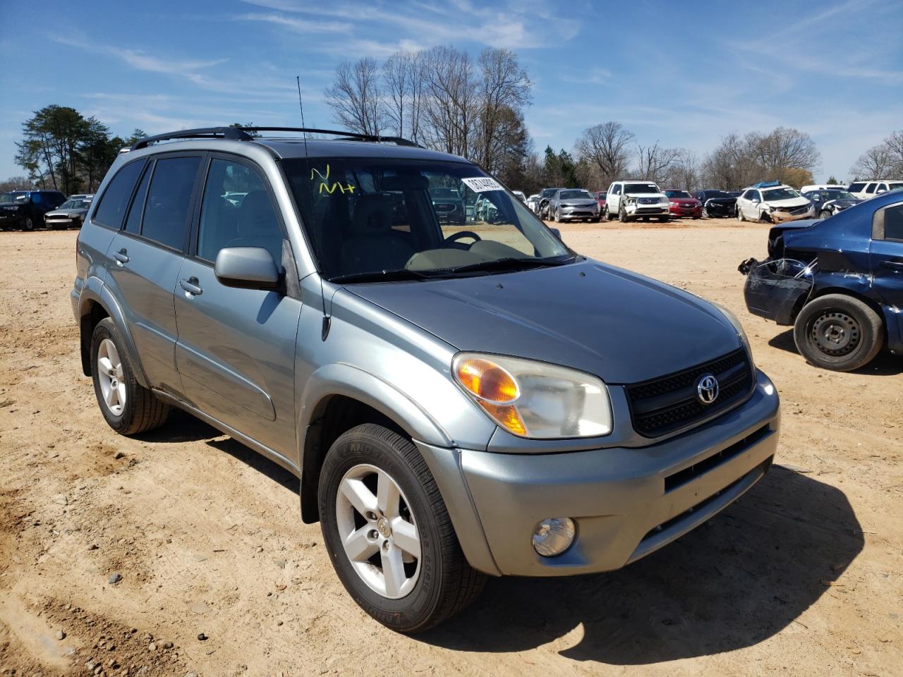 TOYOTA RAV4 2005 مع رقم تعريف المركبة JTEHD20V450050983 - صورة من المزاد