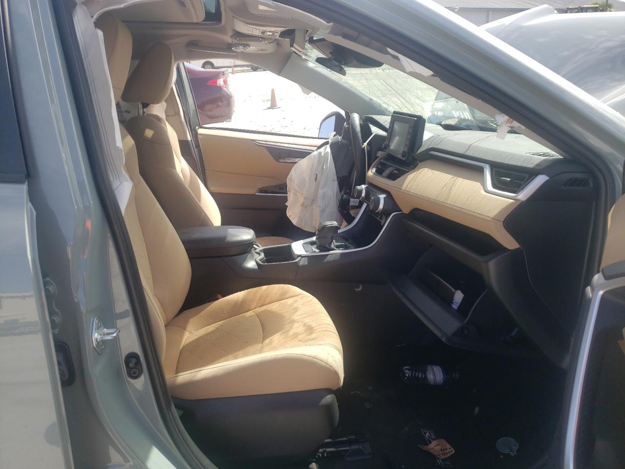 Photo 5 from auction – 2020 TOYOTA RAV4 XLE with VIN 2T3W1RFV4LC082007