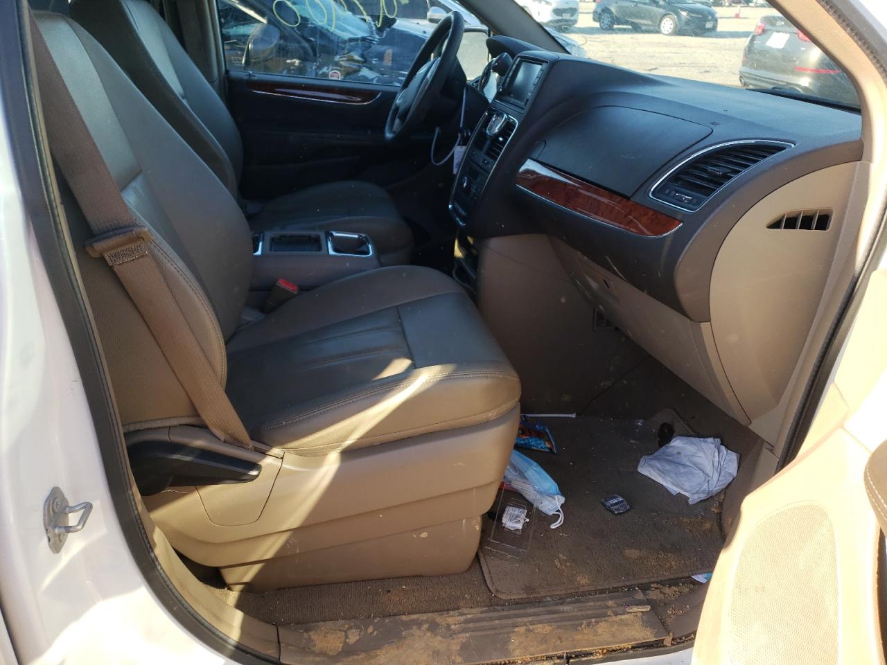Photo 5 from auction – 2016 CHRYSLER TOWN & COU with VIN 2C4RC1BG9GR230554