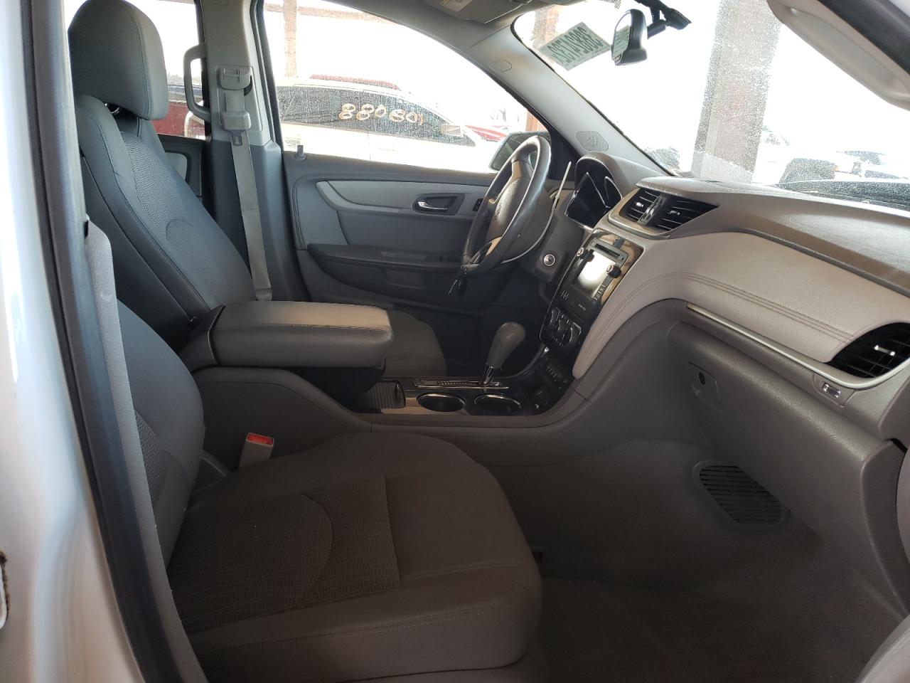 Photo 5 from auction – 2016 CHEVROLET TRAVERSE L with VIN 1GNKRHKD3GJ159023