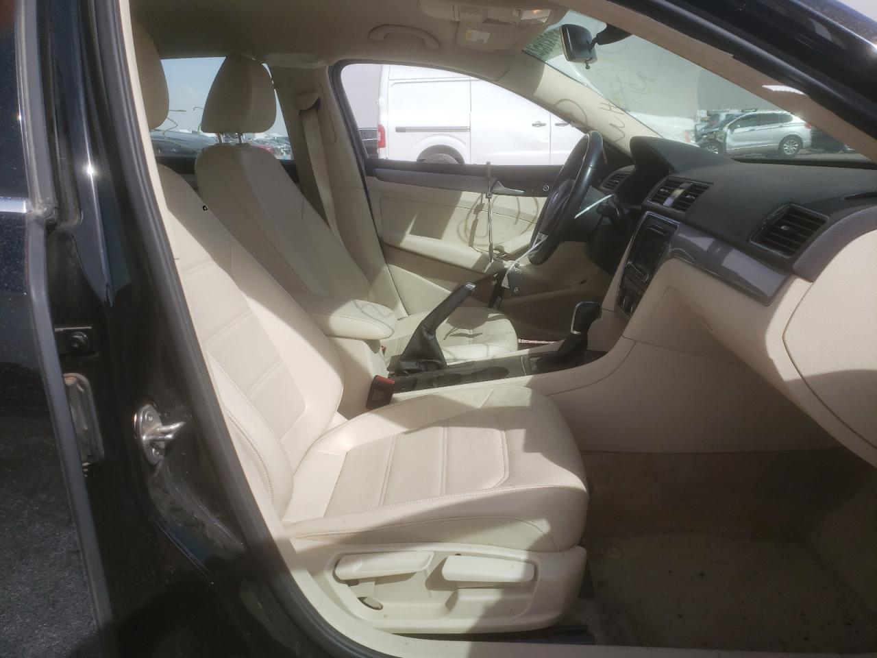 Photo 5 from auction – 2015 VOLKSWAGEN PASSAT S with VIN 1VWAT7A35FC084138