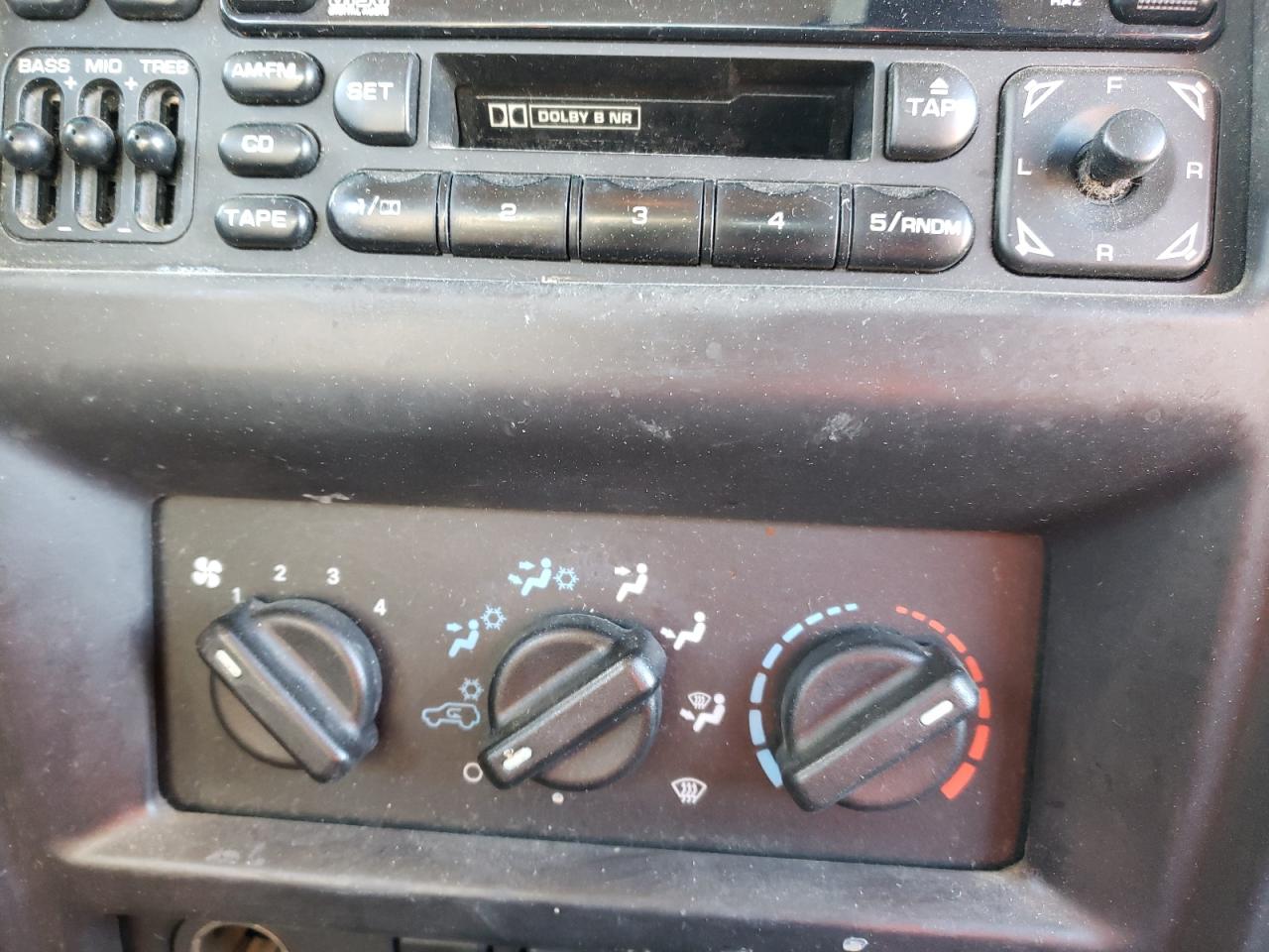 Photo 9 from auction – 2001 JEEP CHEROKEE S with VIN 1J4FF48S01L555482