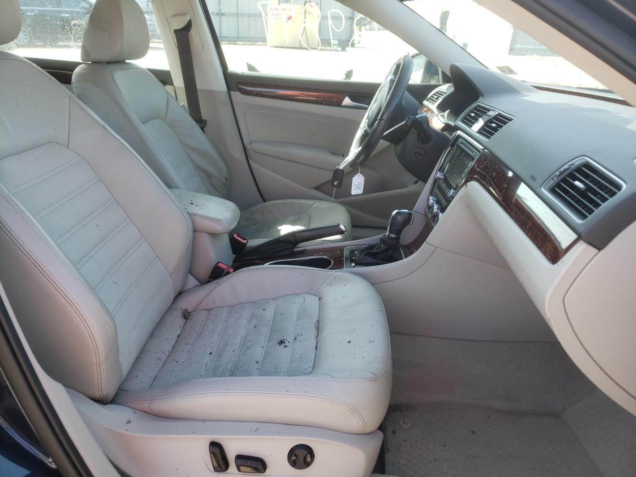 Photo 5 from auction – 2013 VOLKSWAGEN PASSAT SEL with VIN 1VWCP7A36DC015596