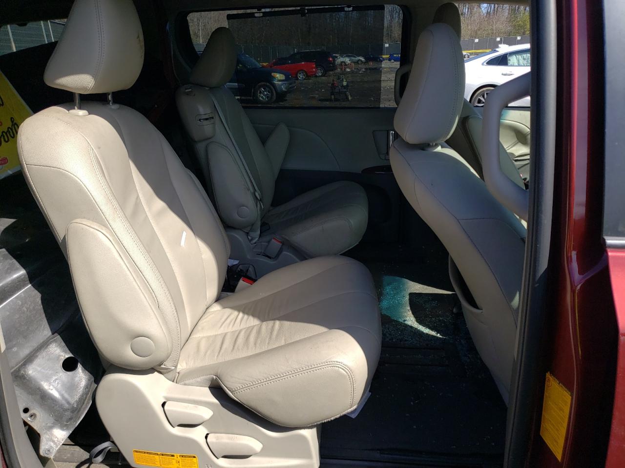 Photo 6 from auction – 2013 TOYOTA SIENNA XLE with VIN 5TDYK3DC1DS369617