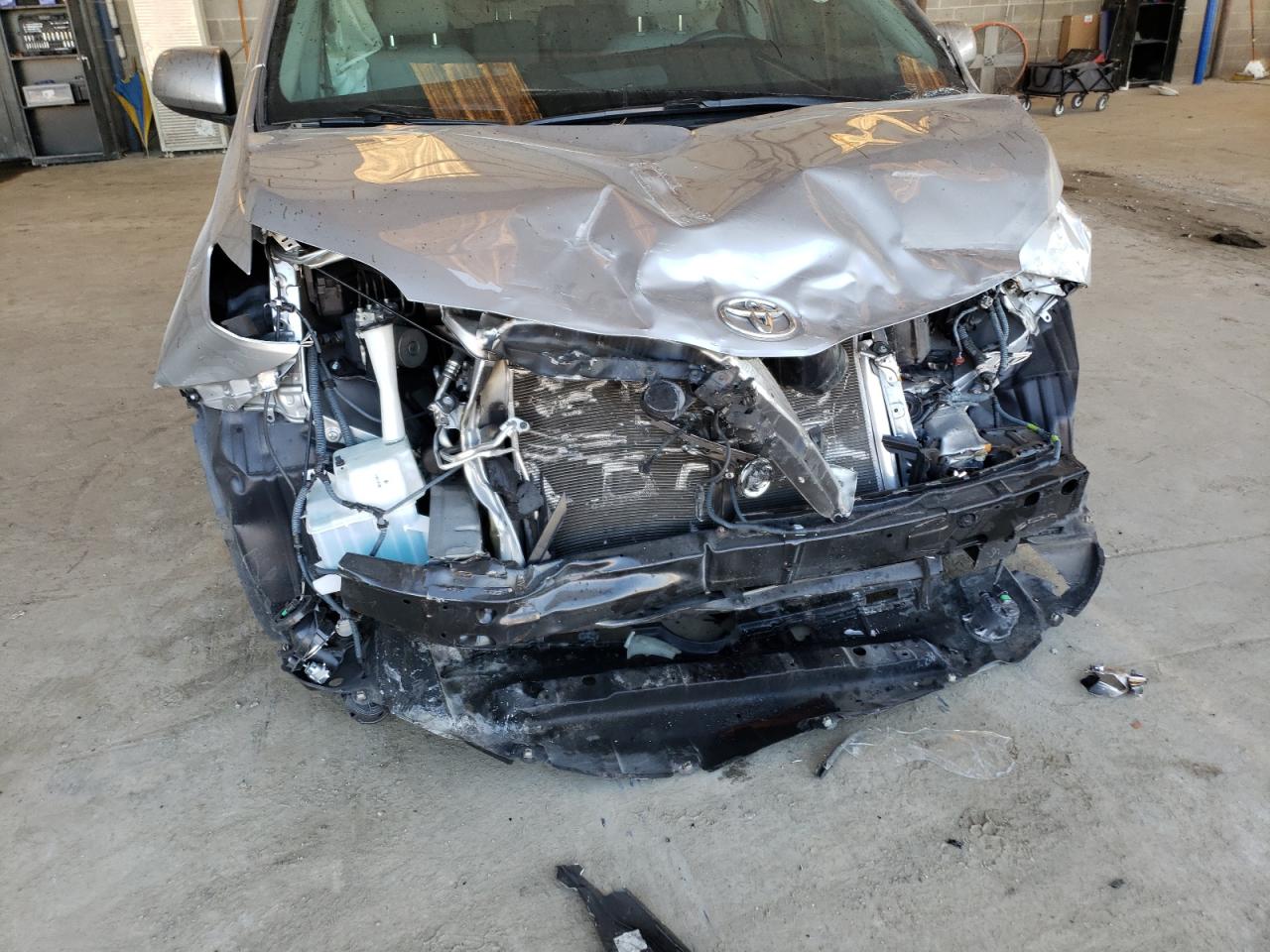 Photo 9 from auction – 2017 TOYOTA SIENNA XLE with VIN 5TDYZ3DC2HS893750