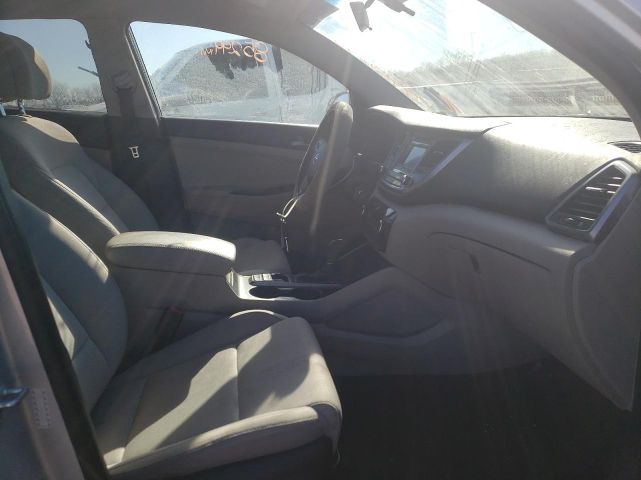 Photo 5 from auction – 2017 HYUNDAI TUCSON LIM with VIN KM8J3CA40HU289587