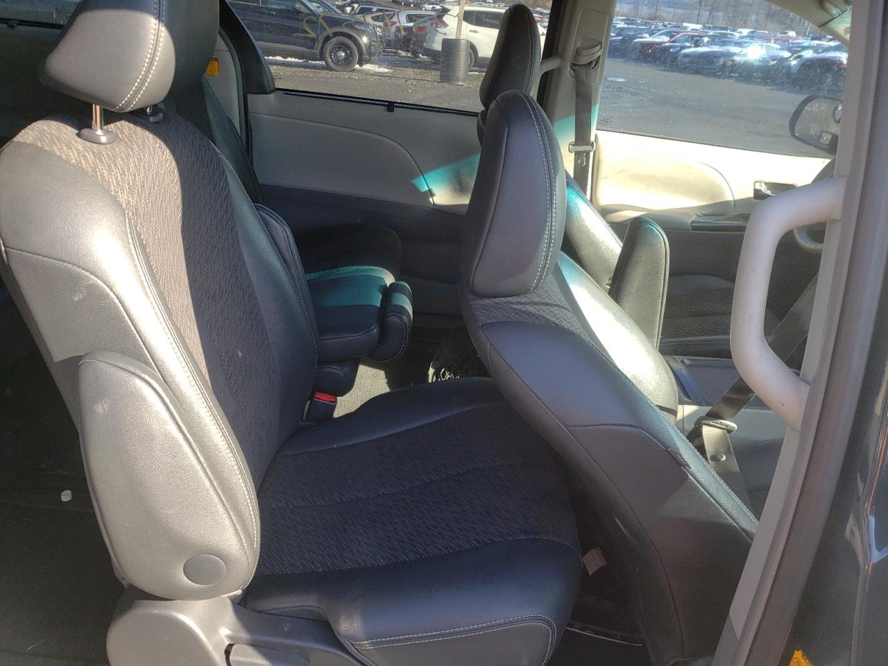 Photo 6 from auction – 2011 TOYOTA SIENNA SPO with VIN 5TDXK3DC4BS044971