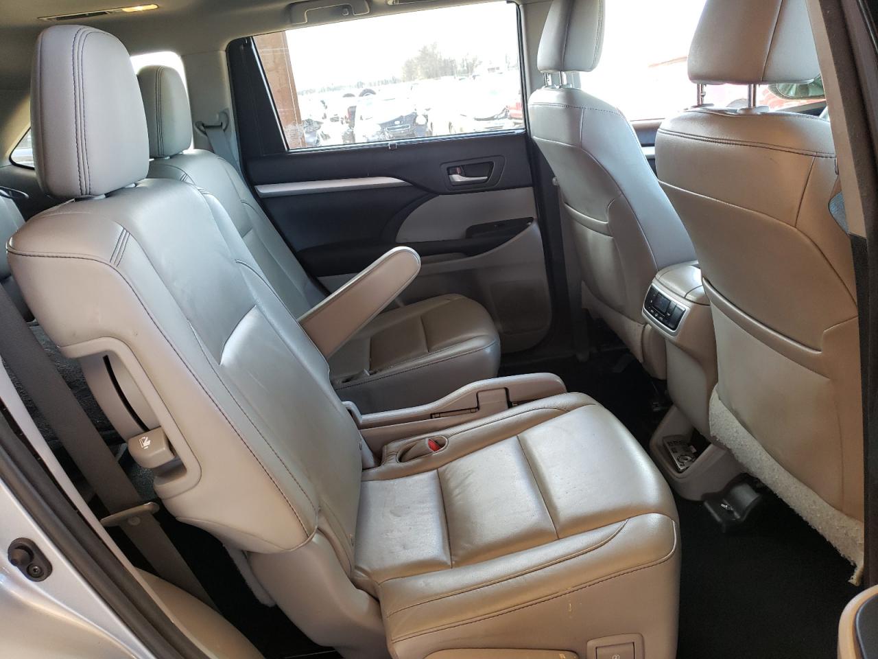 Photo 6 from auction – 2015 TOYOTA HIGHLANDER with VIN 5TDKKRFH1FS113515
