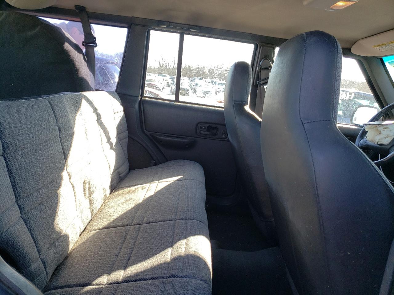 Photo 6 from auction – 2001 JEEP CHEROKEE S with VIN 1J4FF48S01L555482