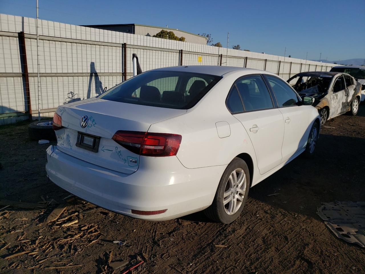 Photo 4 from auction – 2018 VOLKSWAGEN JETTA S with VIN 3VW2B7AJ4JM238545