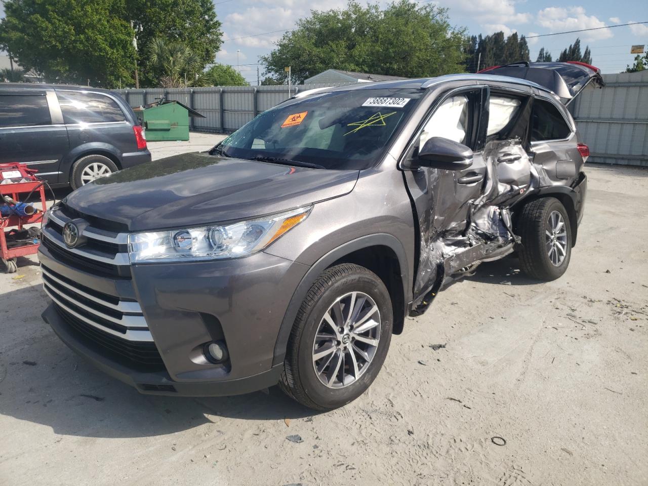 Photo 2 from auction – 2017 TOYOTA HIGHLANDER with VIN 5TDJZRFH2HS458093