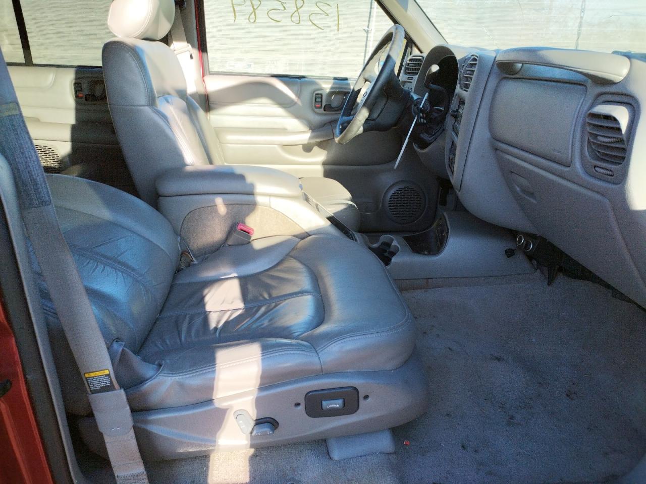 Photo 5 from auction – 2000 CHEVROLET BLAZER with VIN 1GNDT13WXY2126226