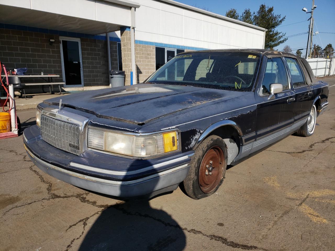 Photo 2 from auction – 2003 LINCOLN TOWN CAR with VIN 1LNLM82WXPY681759