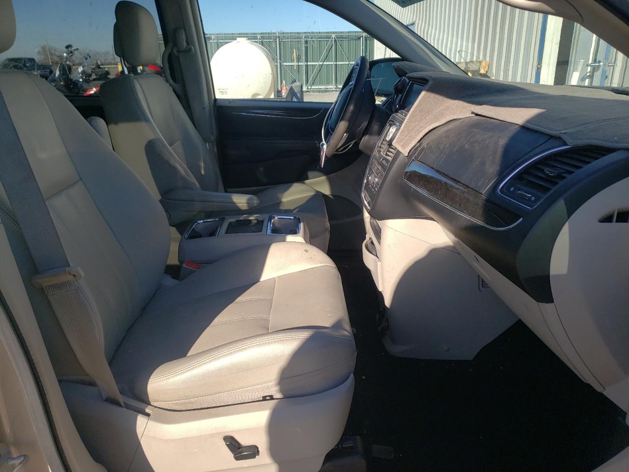 Photo 5 from auction – 2012 CHRYSLER TOWN & COU with VIN 2C4RC1CG0CR384224