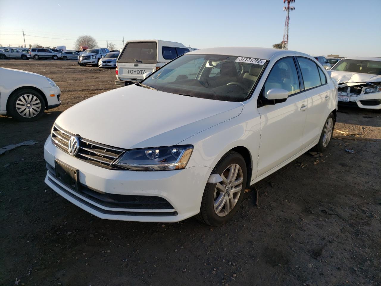 Photo 2 from auction – 2018 VOLKSWAGEN JETTA S with VIN 3VW2B7AJ4JM238545