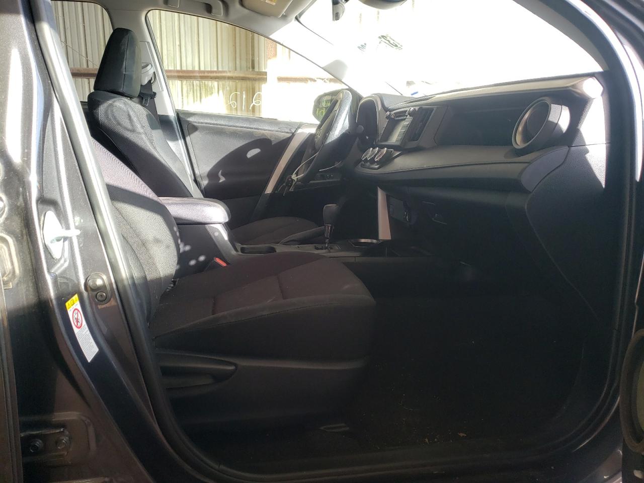 Photo 5 from auction – 2018 TOYOTA RAV4 LE with VIN JTMZFREV5JJ153256