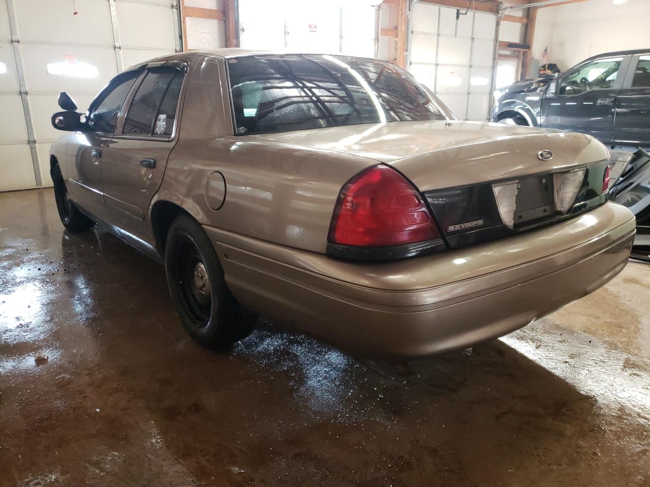 Photo 3 from auction – 2001 FORD CROWN VICT with VIN 2FAFP71W51X166203