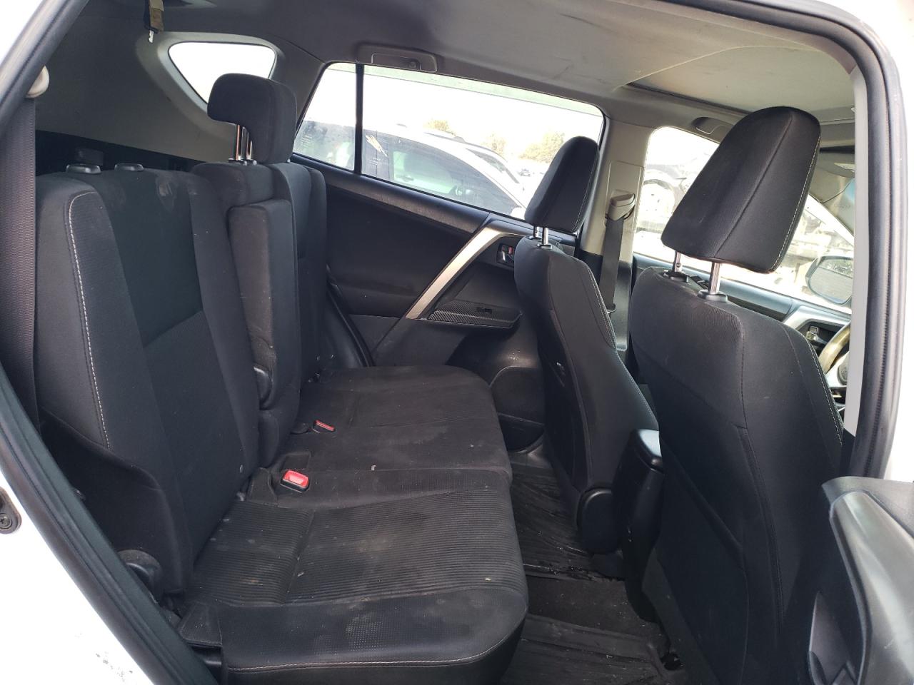 Photo 6 from auction – 2015 TOYOTA RAV4 XLE with VIN JTMWFREV3FD055125