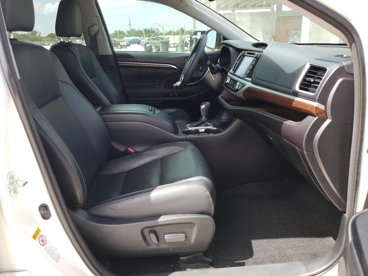 Photo 5 from auction – 2016 TOYOTA HIGHLANDER with VIN 5TDYKRFH1GS121495