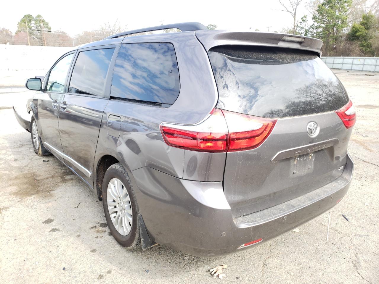 Photo 3 from auction – 2017 TOYOTA SIENNA XLE with VIN 5TDYZ3DC5HS788555