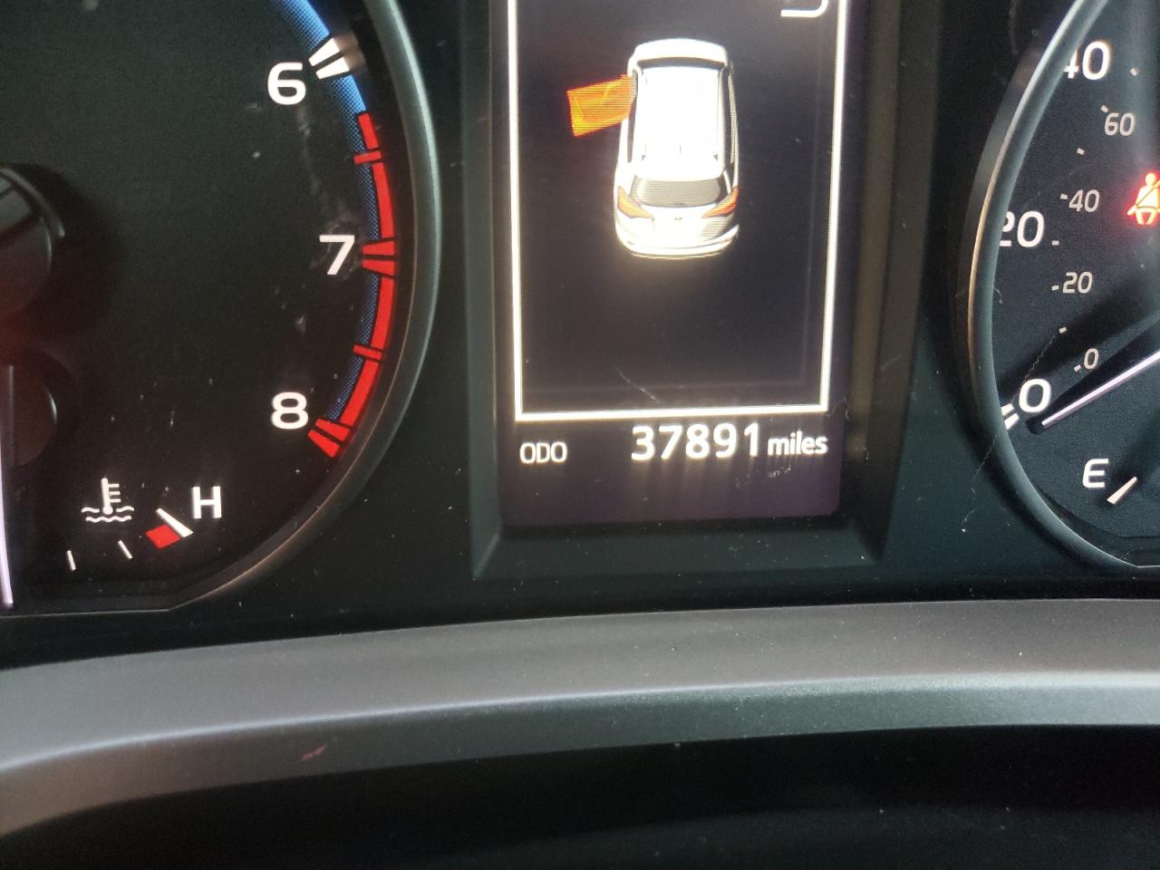 Photo 8 from auction – 2018 TOYOTA RAV4 LE with VIN JTMZFREV6JJ210922