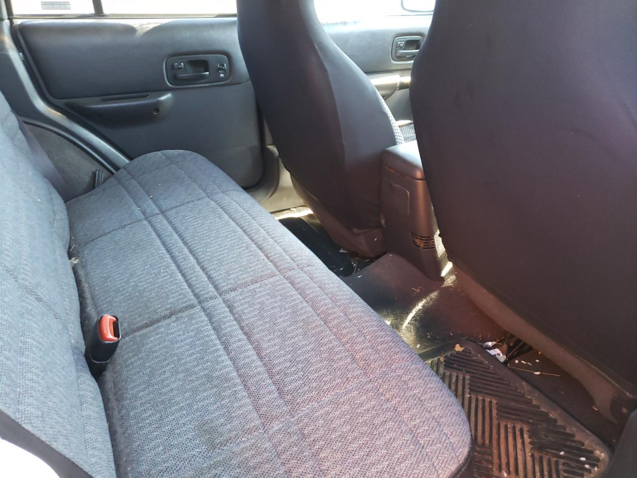 Photo 6 from auction – 2001 JEEP CHEROKEE S with VIN 1J4FF48S71L556757