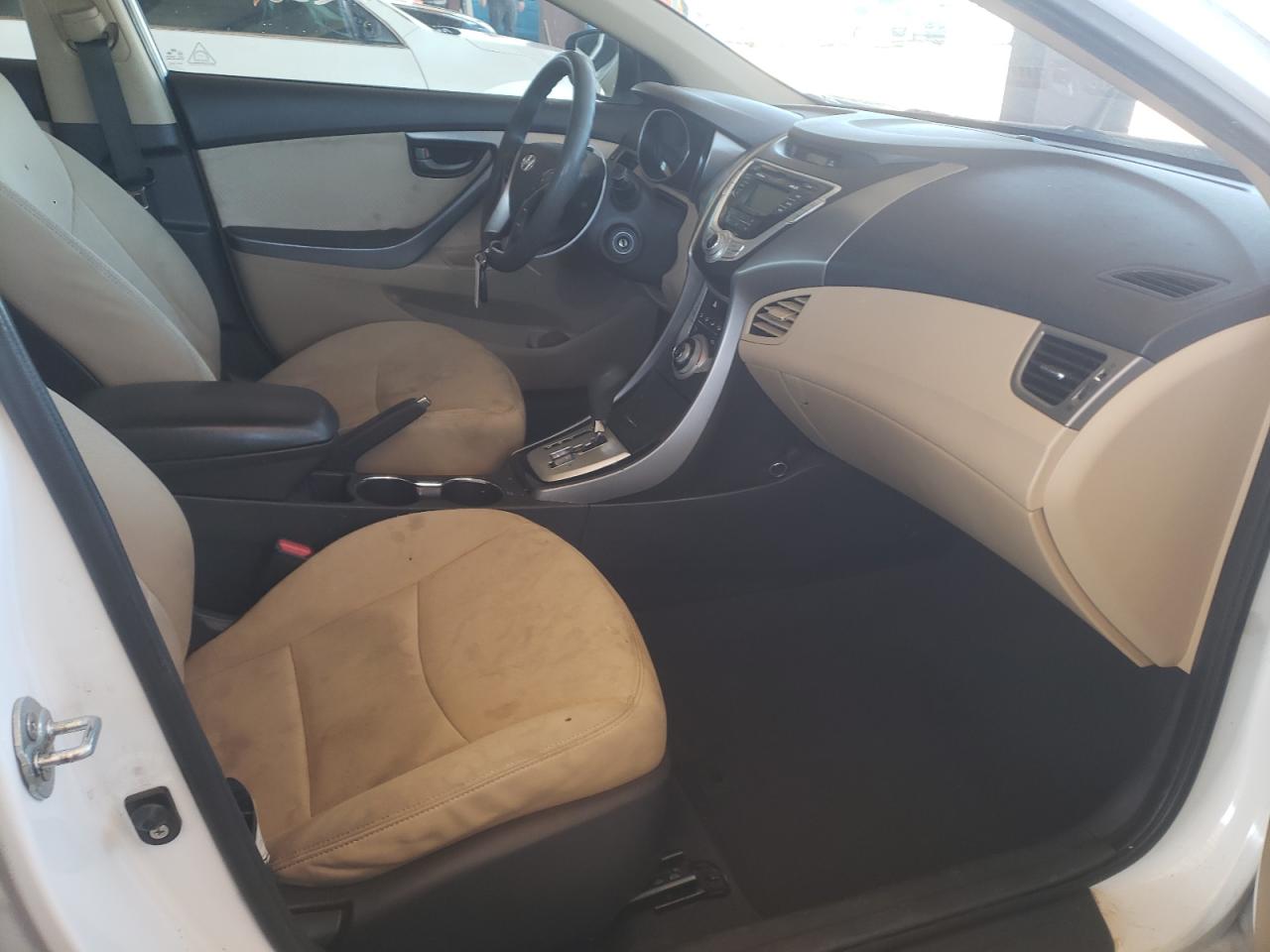 Photo 5 from auction – 2012 HYUNDAI ELANTRA GL with VIN 5NPDH4AE9CH082300