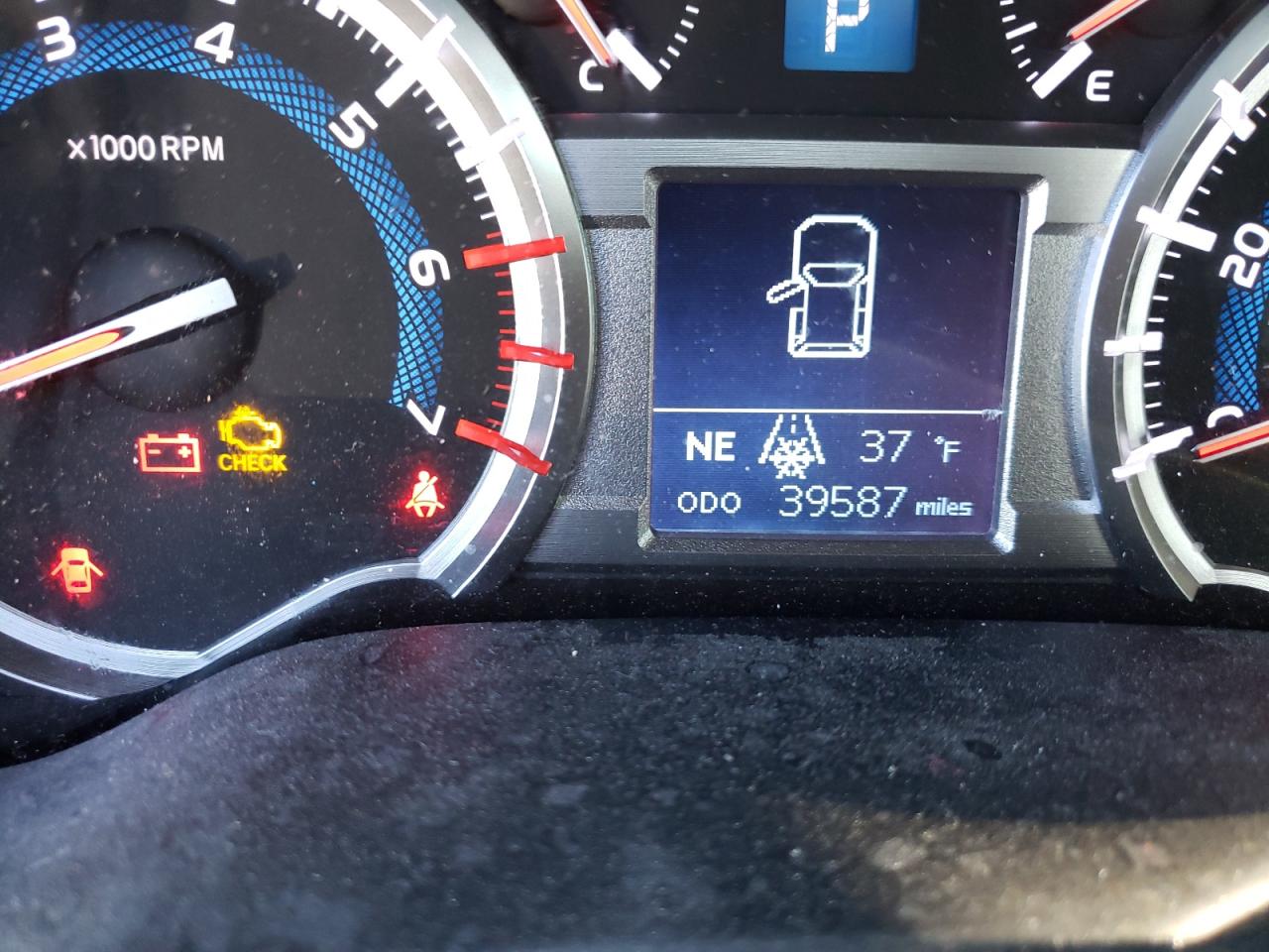 Photo 8 from auction – 2018 TOYOTA 4RUNNER SR with VIN JTEZU5JR2J5180278