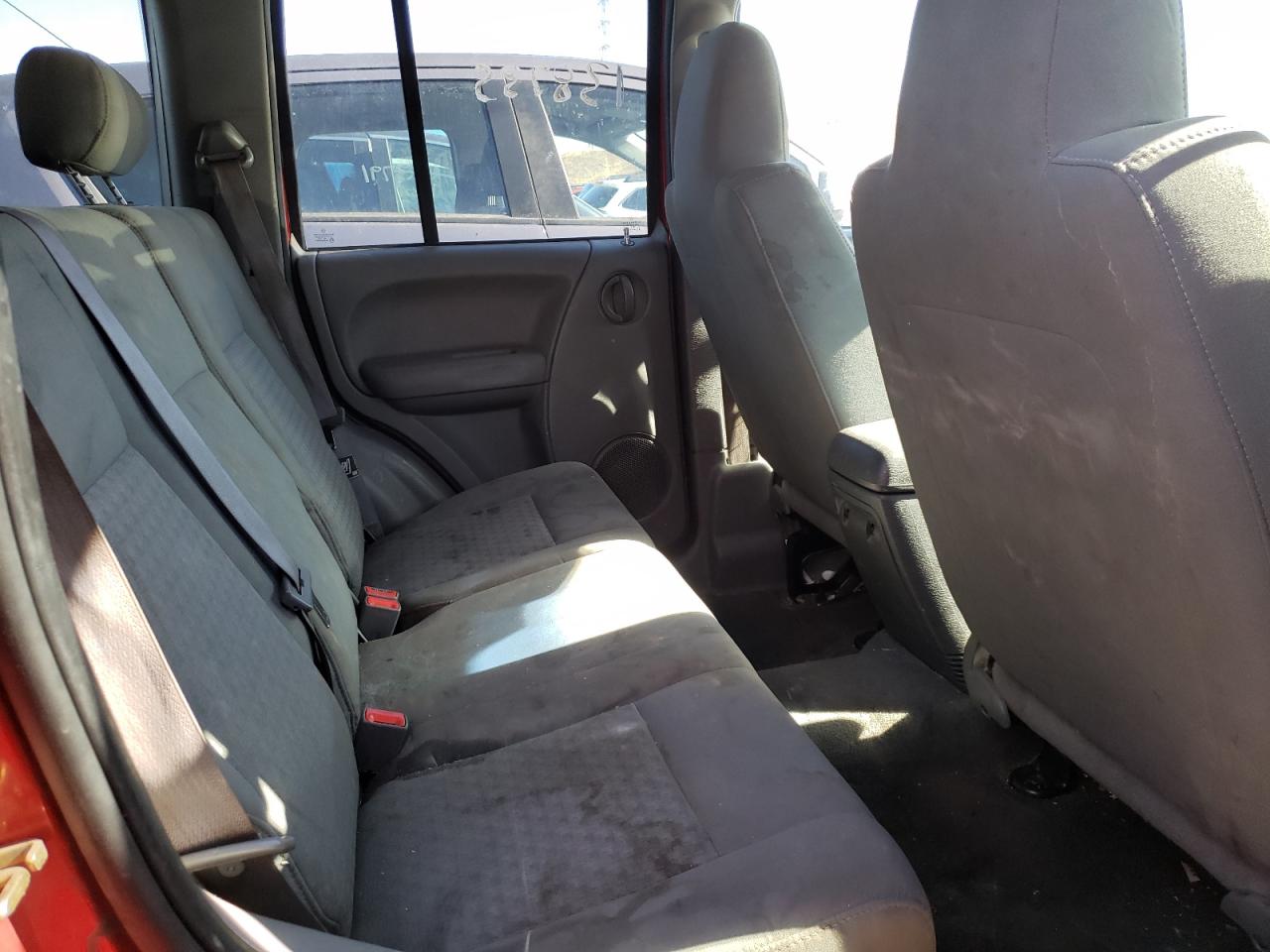 Photo 6 from auction – 2005 JEEP LIBERTY SP with VIN 1J8GL48K15W643716